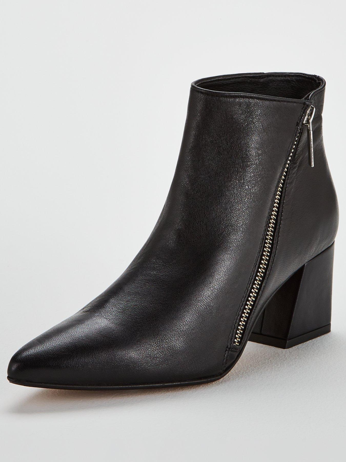 carvela signet