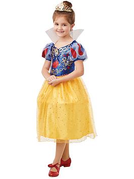Kid wearing Snow White Halloween costume