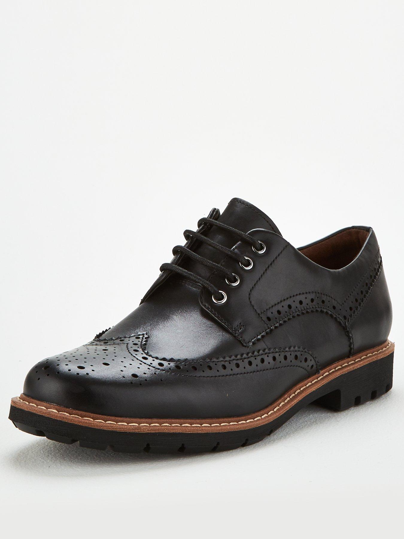 clarks batcombe wing black